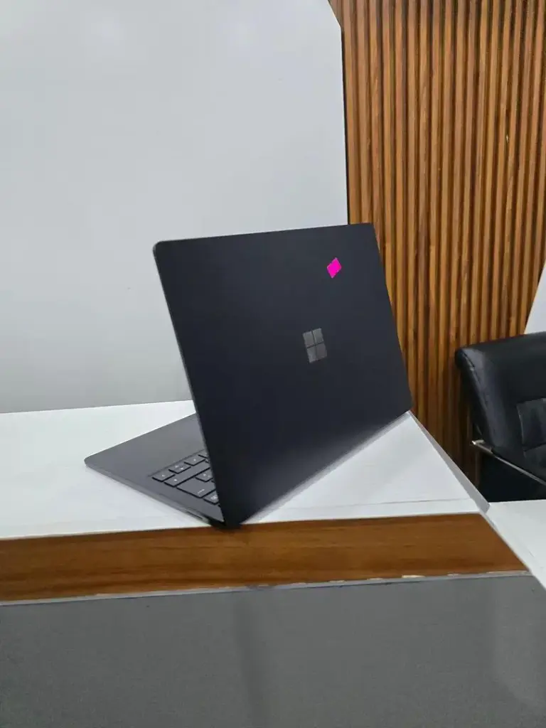 Surface laptop Surface laptop 4 core i5 de 11th processeur disque ssd 512go ram 8go écran 13pouces TACTILE.  Clavier rétro-éclairage avec reconnaissance faciale.