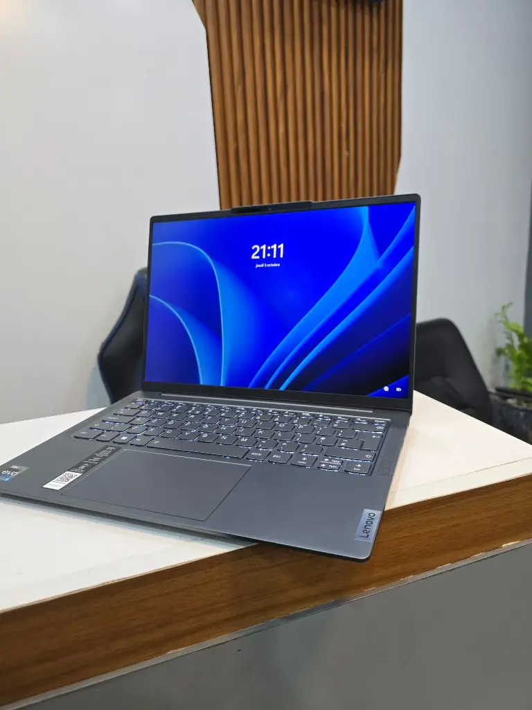 Lenovo Yoga 82WU core i5 de 12th génération 16CPUs carte graphique iris xe.  Disque ssd 512go  Ram 8go  Écran 13pouces full HD Ultra-HD slim léger avec empreinte digitale. CLAVIER RÉTRO-ÉCLAIRAGE.